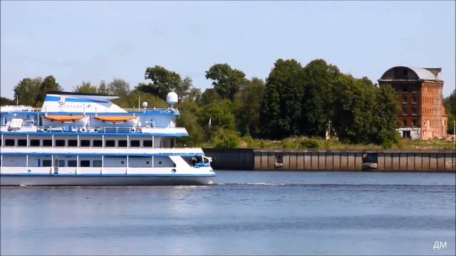 Пассажирские теплоходы Андрей Рублёв и Княжна Виктория убывают из Ярославля 4 06 2019г смотреть онлайн