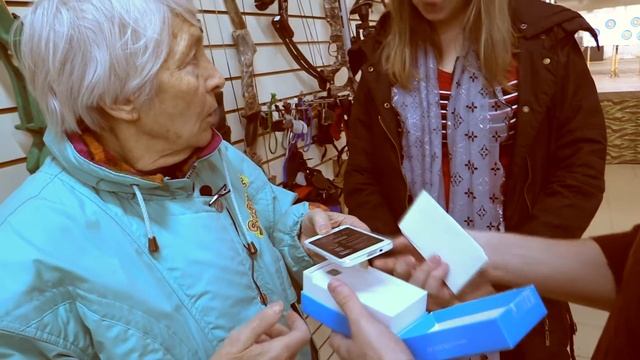 Вручение смартфона участнику розыгрыша подарков смотреть онлайн