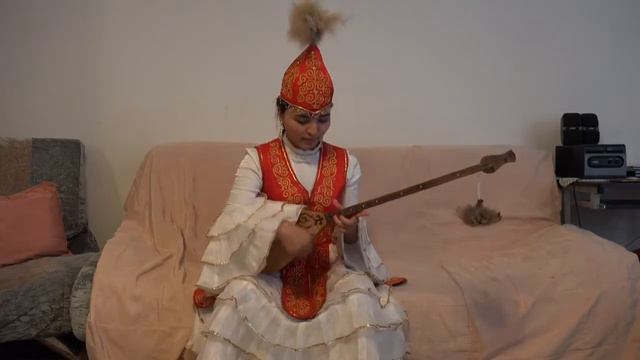 Еркежан ドンブラ演奏「アダイ」 смотреть онлайн