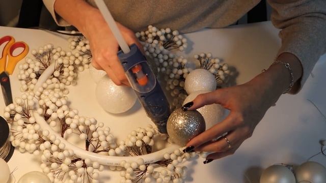 НОВОГОДНИЙ ВЕНОК СВОИМИ РУКАМИ! МАСТЕР КЛАСС! Поделки на новый год. Рукоделие смотреть онлайн