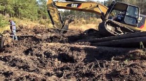 Вытаскиваем экскаватор застрявшего по самые гусеници грязи.