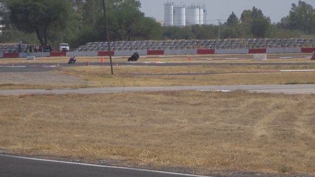 Max Var Vel, te sorprenderás al ver como maneja esa motito vs motos 200, se lleva el evento en Leon смотреть онлайн