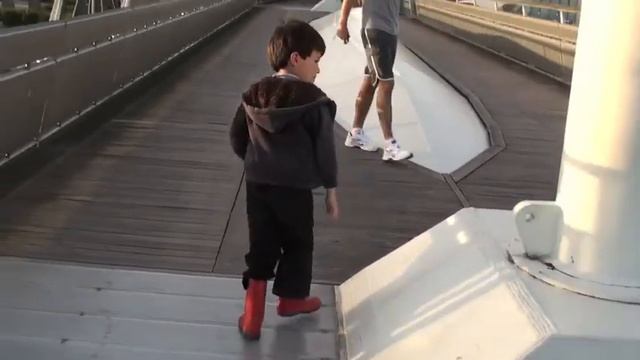 Excel Marina Bridge : Red Wellies in East London's Docklands. смотреть онлайн