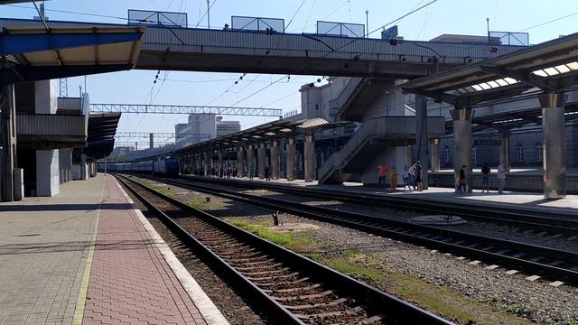 ЧС7-166 с поездом ✓ 139 Лисичанск-Днепр прибывает на 3 путь ко второй платформе смотреть онлайн