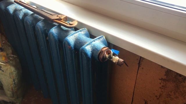 Как спустить воздух из батарей смотреть онлайн