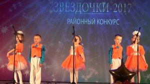 Алиса и ребятки поют "Зима старушка прячется в сугробах и в лесу"