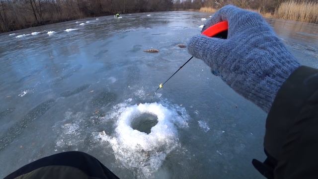 УЛОВИСТАЯ БЕЗМОТЫЛКА РАЗВЕДЧИК! Зимняя рыбалка на озере смотреть онлайн