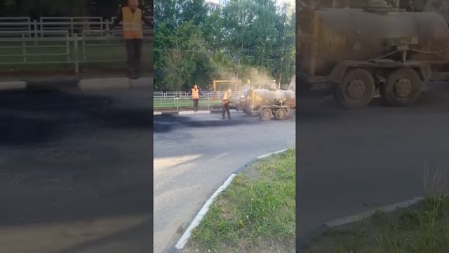 В Твери заделывают дыры в асфальте