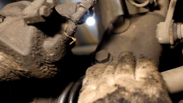 Замена сальника дифференциала КПП на MERCEDES VITO 638 смотреть онлайн