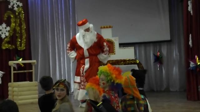 Дед Мороз на школьном утреннике!Дед мороз зажигает Опа Дед Мороз! Супер ДЕД МОРОЗ!!! смотреть онлайн