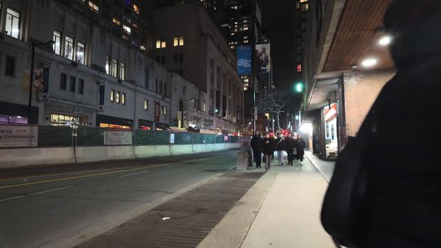 Dead Quiet Eaton Centre and Lively Yonge Street | Toronto Walk (HDR) смотреть онлайн