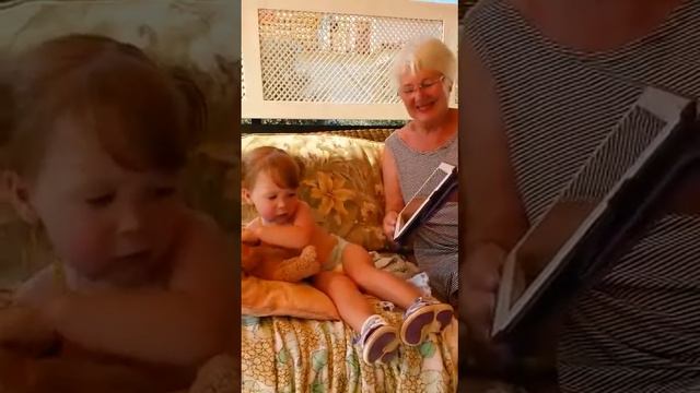 Isabel and Berit singing the dancing teddy bear song смотреть онлайн
