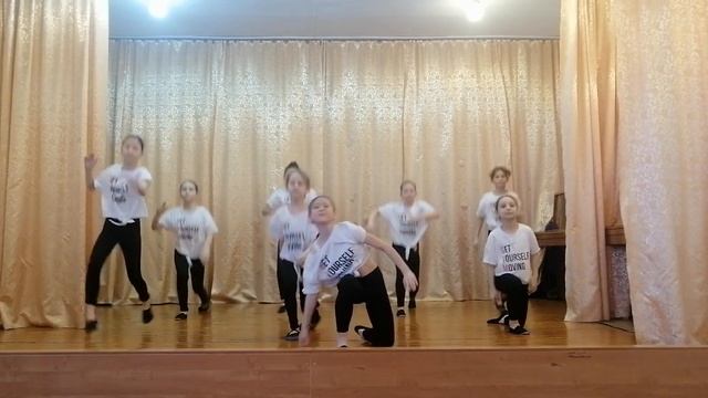 КГУ "Школа-гимназия №12". Танцевальный коллектив "Реверанс". Танец "Недетское время" смотреть онлайн