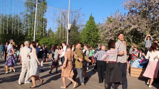 Московская кадриль на бале Победы в парке Горького. балансе.рф смотреть онлайн