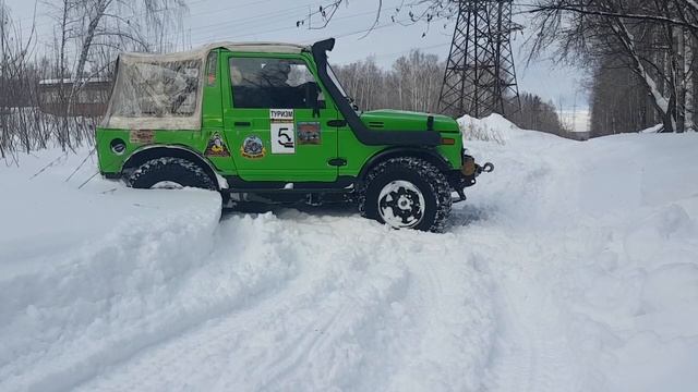Самурай валит по снежному насту.