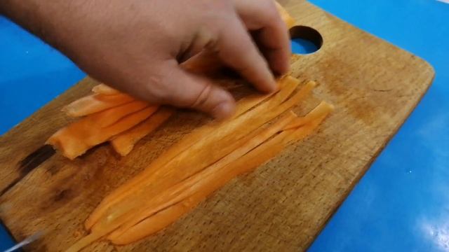 ЛАЙФХАК как нарезать морковь соломкой по-корейски без тёрки ???