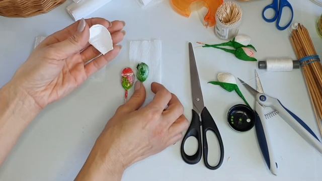 Подснежники из гофрированной бумаги и конфет DYI