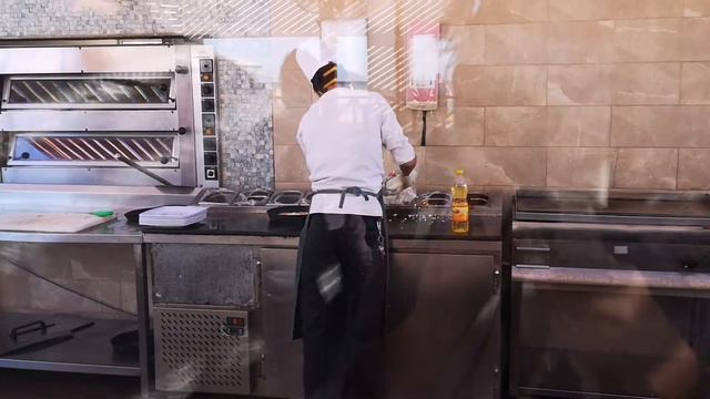 Пицца в Zeta's Restobar. Long Beach Resort Hurgada. Египет 2021 смотреть онлайн