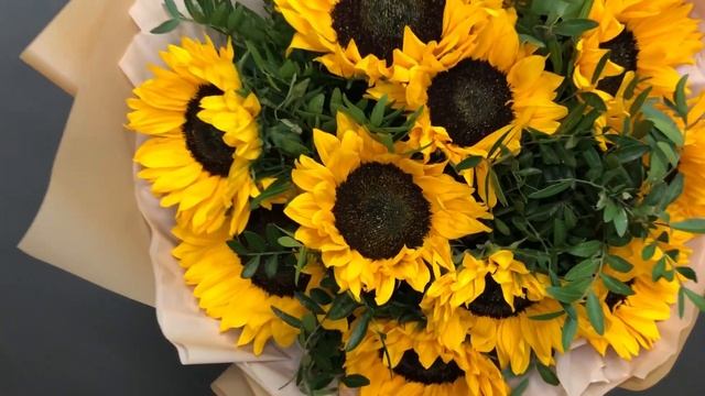 МОНОБУКЕТ ИЗ ПОДСОЛНУХОВ С ЗЕЛЕНЬЮ