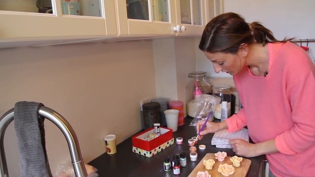 Annemette Voss - Sådan dekorerer du roser af fondant смотреть онлайн