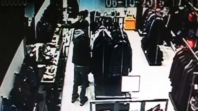 Вот так легко воруют в магазинах, а работники платят из-за таких ублюдков! смотреть онлайн