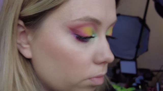 ЖАРИШКА! ОБЗОР НА ПАЛЕТКУ АРБУЗ MAKEUP REVOLUTION! СТОЙКАЯ И БЮДЖЕТНАЯ КОСМЕТИКА НА ЛЕТО!? смотреть онлайн