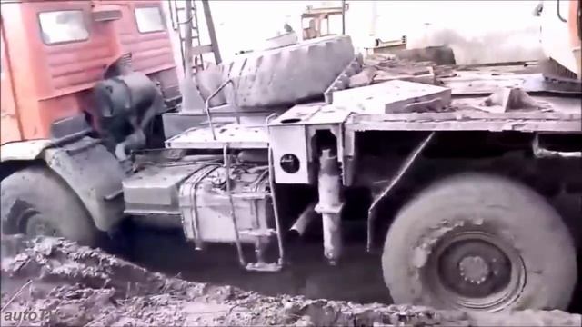 Техника по бездорожью. Езда грузовиков по грязи. смотреть онлайн