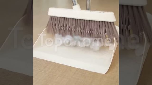 Веник с совком DryCleanSystem, с анатомически удобной ручкой и расческой для снятия мусора.