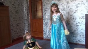Эльза и Анна костюмы. Маша одевает платье Эльзы, играет куклами Эльза и Анна Фройзен (Frozen)