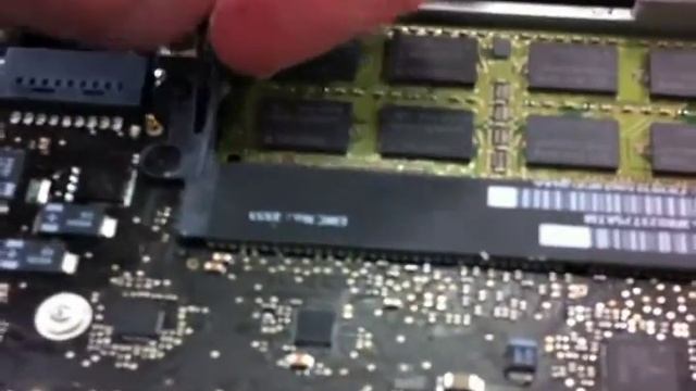 Adding 8GB of Memory To MacBook Pro Unibody 13" смотреть онлайн