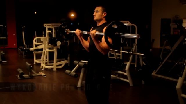 Trening Bicepsów - Uginanie Przedramion Ze Sztangą Prostą, Podchwytem, Stojąc - Atlas Ćwiczeń SFD