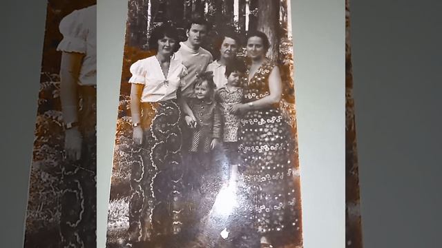 Настюш, а это мы на даче на Клязьме, мне тут лет 5. Я справа, уткнувшись в маму :)  рядом бабушка.