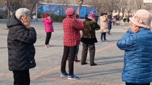 Цигун_китайские пенсионерки делают Цигун-зарядку в парке