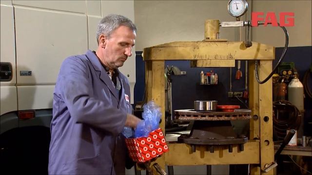FAG. Замена ступичного подшипника DAF 105 405 смотреть онлайн