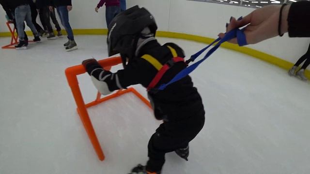 Каток Катание на коньках Дети на коньках Тренировка на коньках Дети Как научить кататься на коньках смотреть онлайн