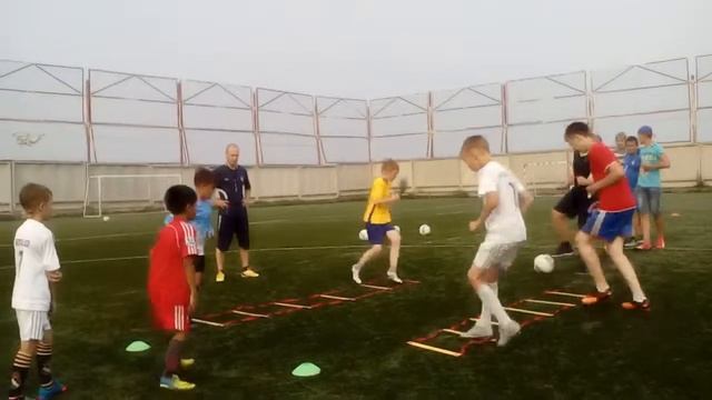 новое, более сложно упражнение в футболе для начинающих смотреть онлайн