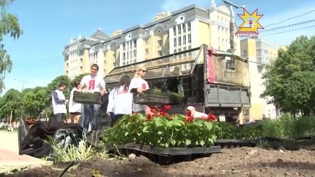 Молодые активисты подарили Чебоксарам целую клумбу цветов смотреть онлайн