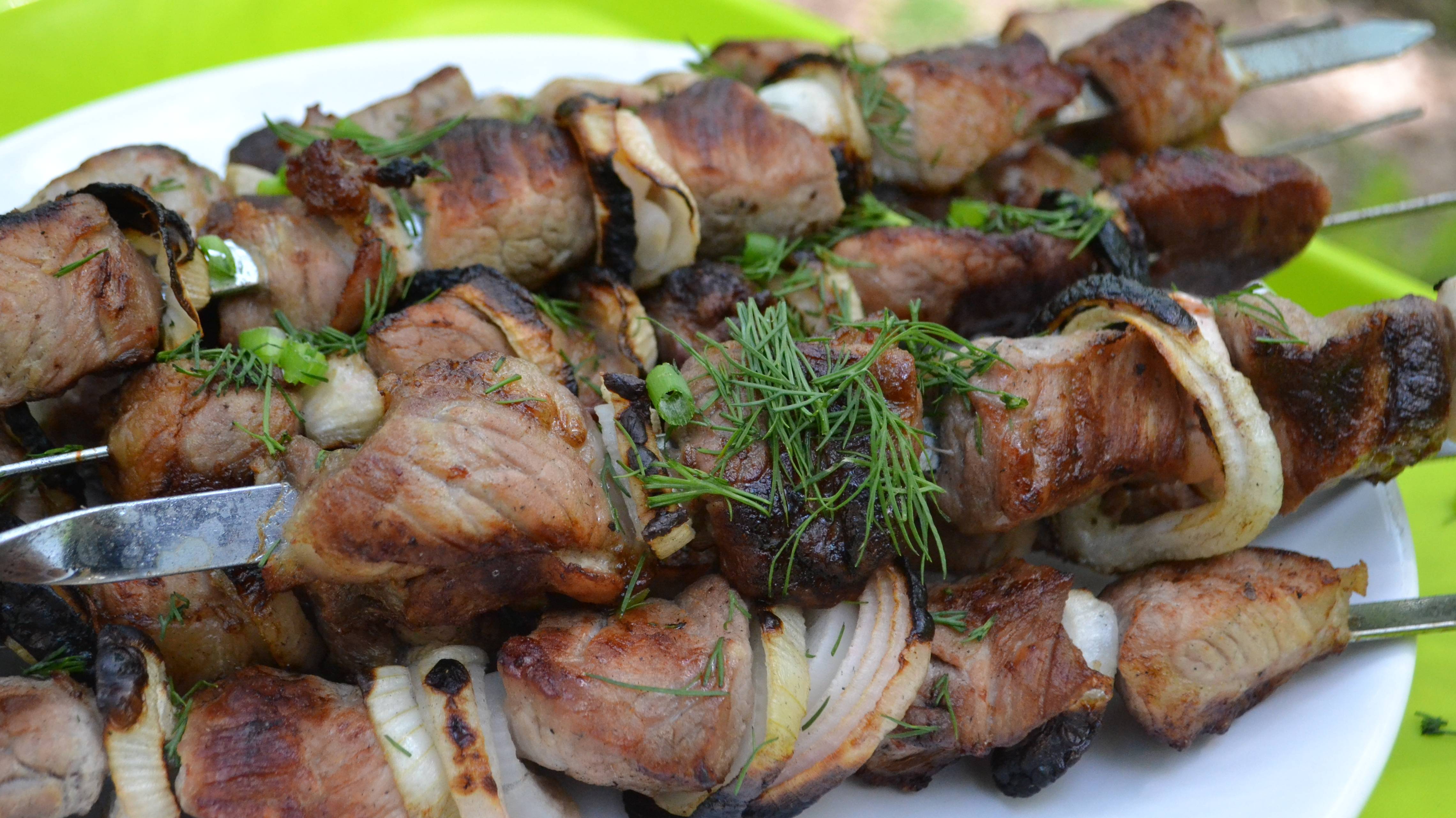 Легендарный Cоветский шашлык из свинины простой в приготовлении / рецепты СССР на мангале смотреть онлайн