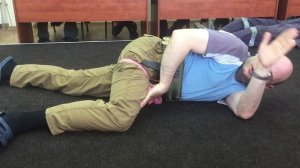 Интенсив "Тактическая медицина" Юрия Евича. Наложение жгута самому себе на ногу