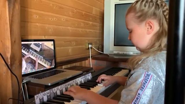 Milana. Хроматическая гамма в расходящемся движении от Ре.