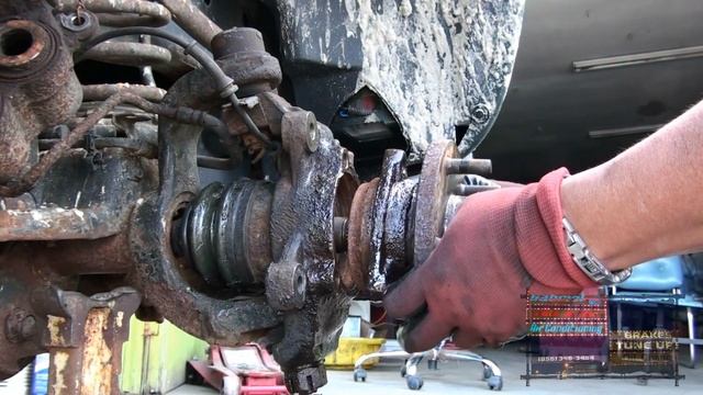 How To Remove A negligent Stuck Rusted Front Wheel Bearing Using The Power Steering. смотреть онлайн