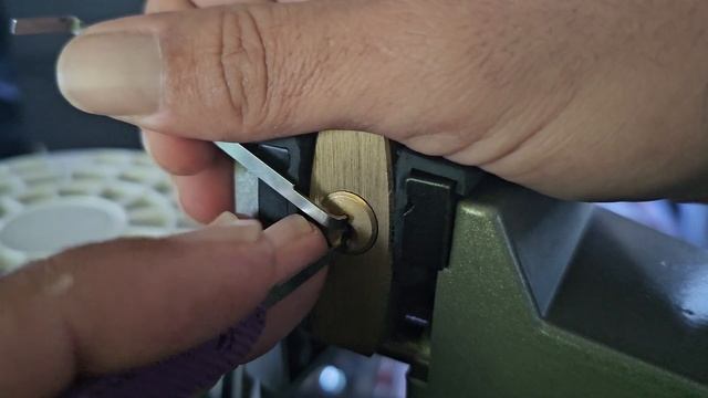 monoblock Monday, abus 82/63. last week's winner announced. #locksport #covertentry #lockpicks смотреть онлайн