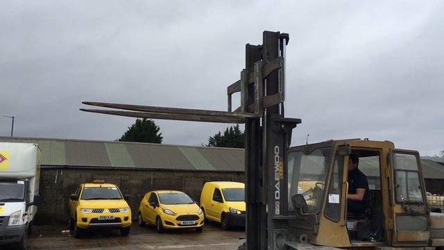 Lot 16 DAEWOO 7 TON TWIN WHEEL FORKLIFT смотреть онлайн