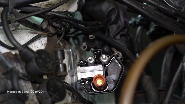 Как заменить высоковольтные провода, свечи и катушку зажигания на MERCEDES W201 [ВИДЕОУРОК AUTODOC] смотреть онлайн