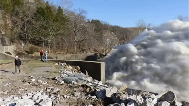 Сброс воды на ГЭС смотреть онлайн