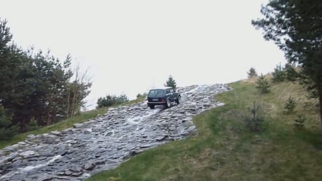 Немцы прикололись с НИВЫ - НИВА против Bentley Bentayga смотреть онлайн