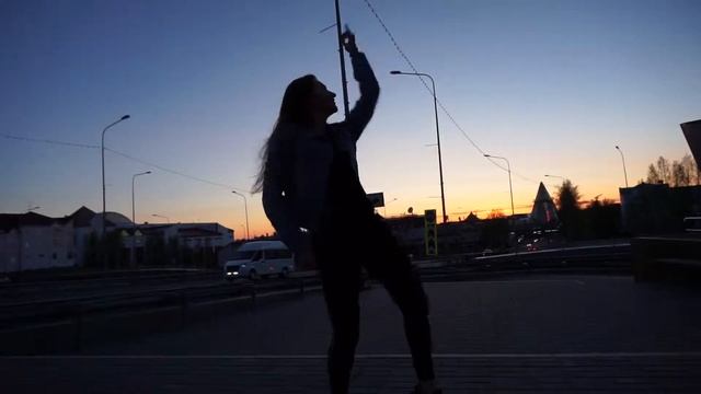 Не вероятно! Красивый закат и танцующая девушка в Ханты-Мансийске