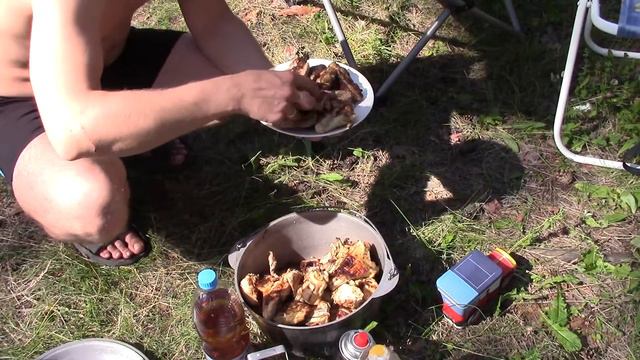 Любим мы повеселиться, а особенно пожрать :) Ведро шашлыка!!! смотреть онлайн