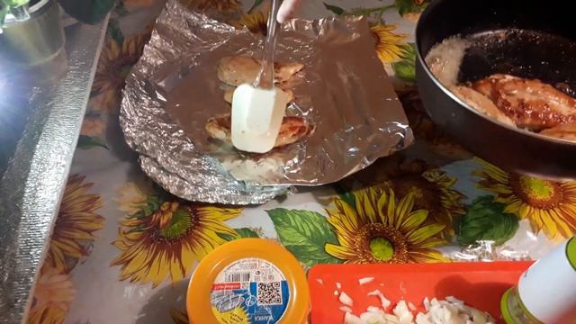 Курица в сметанном соусе (готовит внук) смотреть онлайн