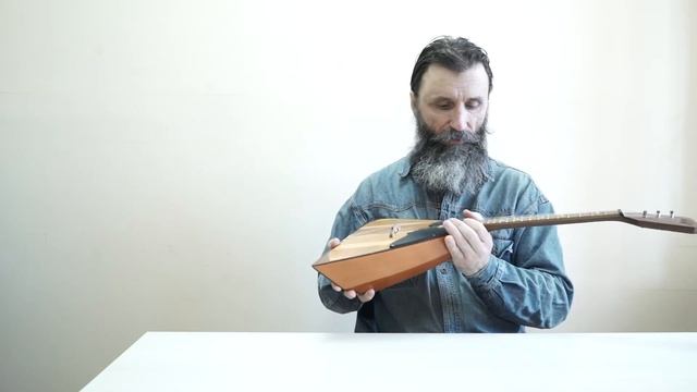 Чернышов СергейИванович.Настраиваем балалайку 2. Устанавливаем подставку. смотреть онлайн